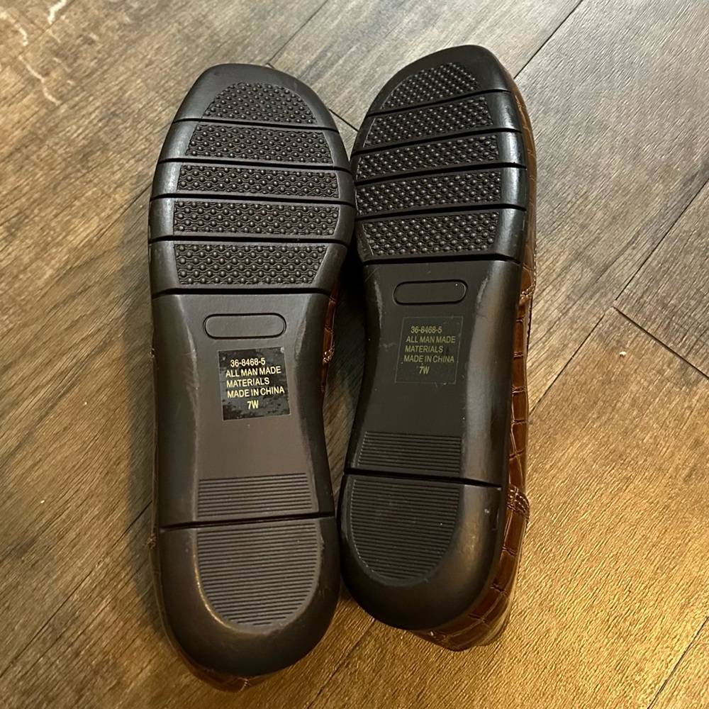 New! 2 pairs of Comfortview Leisa Crocodile Texture Slip on Flats Shoes size 7 - Picture 8 of 8